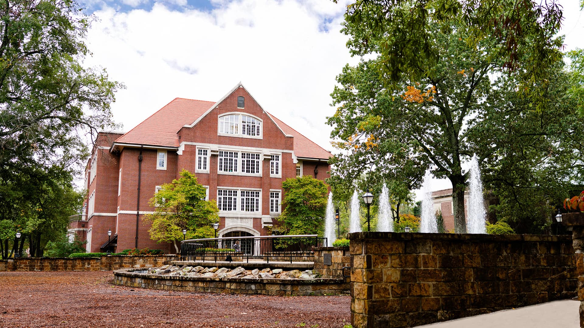 A sunny day at Hendrix College featuring the D.W. Reynolds Center for Life Sciences building and the Hendrix College Fountain in front of it.