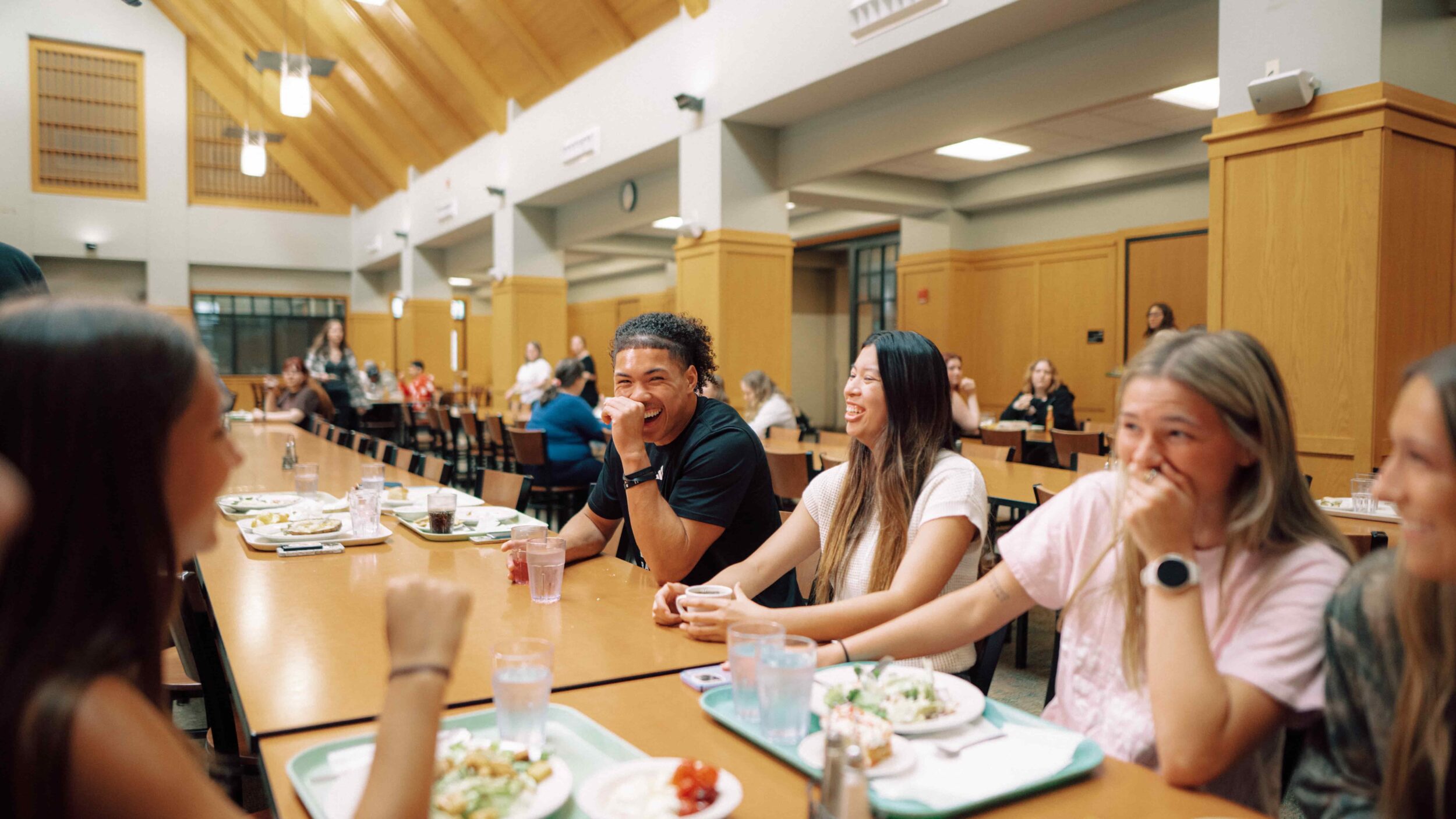 Several students eat together in the Hendrix Caf